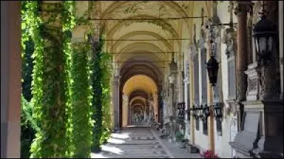 Il est en service depuis 1876 mais les arcades et coupoles de l'&eacute;glise ne furent termin&eacute;es qu'en 1929. Le cimeti&egrave;re accueille les fid&egrave;les de diff&eacute;rentes fois et croyances, &eacute;gaux dans la mort.