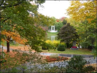 Rompant avec la tradition, c'est un endroit de rencontre pour les vivants ! On a commenc&eacute; &agrave; l'am&eacute;nager en 1832 avec des &eacute;tangs et des rang&eacute;es d'arbres. C'est un lieu de pr&eacute;dilection pour les amoureux, les amateurs d'histoire et les &eacute;tudiants de la proche Universit&eacute; de Harvard.