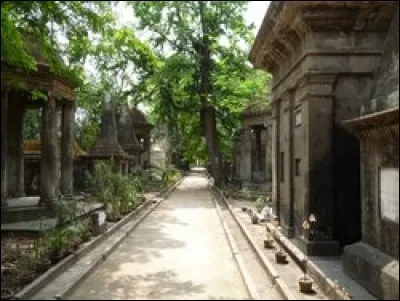 Les s&eacute;pultures sont une version indienne du gothique, avec des colonnes, des urnes et des ob&eacute;lisques. C'est probablement le plus grand cimeti&egrave;re de chr&eacute;tiens en dehors d'Europe et d'Am&eacute;rique. Il date de 1767 et n'est plus ouvert aux enterrements. Remarquez la dimension des mausol&eacute;es !