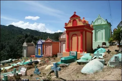 Comme dans la plupart des pays d'Am&eacute;rique latine, les cimeti&egrave;res sont des lieux color&eacute;s parcourus par les vivants. chaque couleur ayant une signification pr&eacute;cise pour les Mayas : le blanc est symbole de la puret&eacute; et cette couleur est r&eacute;serv&eacute;e aux p&egrave;res tandis que les m&egrave;res sont enterr&eacute;es dans une tombe bleu turquoise. Le rose est la couleur des filles tandis que le bleu est celle des gar&ccedil;ons.
