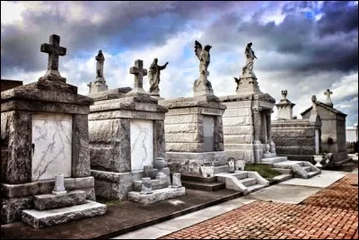 Il est situ&eacute; &agrave; proximit&eacute; du Quartier fran&ccedil;ais. Re&ccedil;oit ses premiers h&ocirc;tes en 1789. Beaucoup de familles Cr&eacute;oles y reposent en paix. On r&eacute;partissait les lots entre catholiques et protestants avec une autre section pour les gens de couleur...