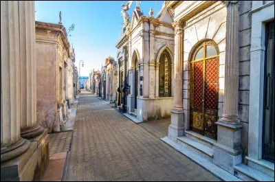 Inaugur&eacute; en 1822 et dessin&eacute; par un Fran&ccedil;ais, ce lieu avec ses caveaux et ses panth&eacute;ons familiaux, rend hommage &agrave; la bourgeoisie argentine avec ses magnifiques architectures du XIX et XXe si&egrave;cles, t&eacute;moins d'une &eacute;poque &agrave; laquelle la capitale &eacute;tait une des villes les plus riches au monde !