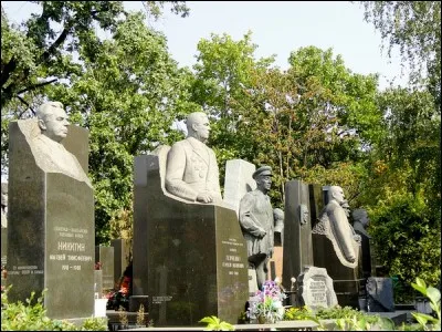 Principale n&eacute;cropole de Russie, depuis 1849, on y trouve beaucoup de sculptures et elle re&ccedil;oit les plus illustres membres de la ''nomenklatura''. Tchekhov fut l'un des premiers mais on y trouve aussi Khrouchtchev, Eltsine, Prokofiev et Chostakovitch.
