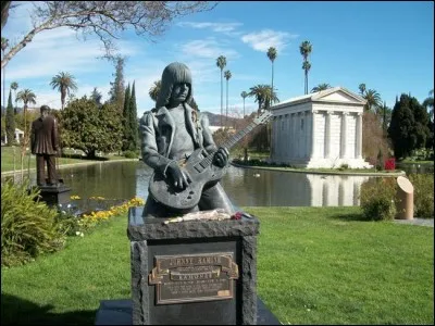 Entour&eacute; des plus fameux studios de cin&eacute;ma, c'est la place des &eacute;toiles d&eacute;c&eacute;d&eacute;es tels Joe Dassin, Jayne Mansfield, Mel Blanc, Harry Cohn, Douglas Fairbanks, John Huston, Mickey Rooney. Bugsy Siegel y est inhum&eacute; ...