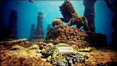 Les cendres sont conserv&eacute;es dans un columbarium, ensevelies sous les eaux ou bien m&ecirc;l&eacute;es au b&eacute;ton des artefacts de cette cit&eacute; engloutie ! On doit faire de la plong&eacute;e pour aller payer le respect souhait&eacute;, sur le plus grand r&eacute;cif fabriqu&eacute; par l'homme.