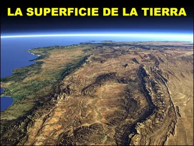 Sa superficie est de 569 568 km².