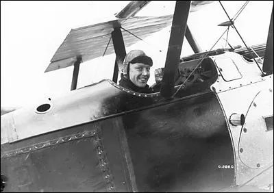 As canadien, il est crédité de 60 victoires. Après la guerre, ill combat dans le corps expéditionnaire engagé contre les Bolcheviks en 1919, puis il est en service dans la RAF lors de la seconde guerre mondiale. Il décédera à 82 ans en 1976. Qui est-ce ?