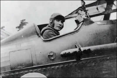 Avec ses 50 victoires, cet Irlandais est l'un des meilleurs pilotes de l'empire britannique durant le conflit. Il est abattu le 26 juillet 1918 au-dessus des lignes allemandes. Qui est-ce ?