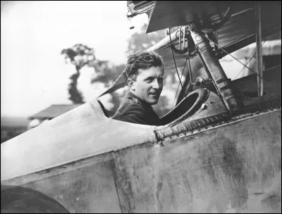 C'est le plus grand as aviateur canadien. Il a appris à piloter au début de l'année 1917 et a été engagé en mars sur le front. Il a revendiqué plus de 72 victoires à son actif. Il participera ensuite à la seconde guerre mondiale. De qui s'agit-il ?