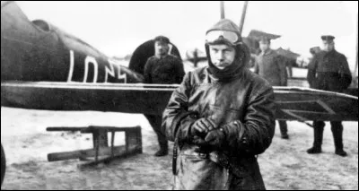A 20 ans en 1916, il est devenu l'un des plus jeunes des As de l'aviation. Deuxième pilote allemand par le nombre de victoires, il devient ensuite général et participe à la reconstruction de la Luftwaffe. C'est un personnage légendaire de l'aviation allemande, qui apparaît dans plusieurs films qui lui sont consacrés. Il se suicide en 1941. Qui est-ce ?