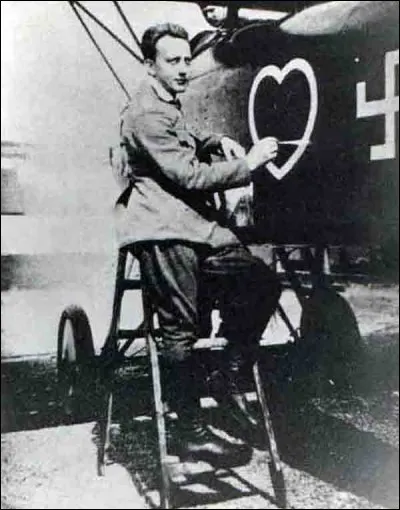 Pilote à 19 ans, intégré au « Cirque volant » de Manfred von Richthofen, il remporte 48 victoires, avant de trouver la mort à 20 ans en septembre 1917, abattu par 7 avions anglais. Qui est ce pilote allemand ?