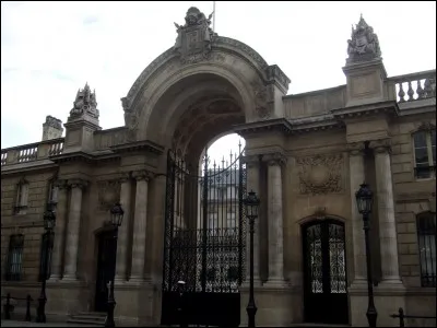 Quel président de la Ve République est resté le moins longtemps au pouvoir ?