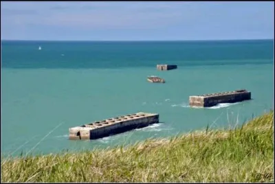 Pendant la bataille de Normandie, dans quelle ville fut construit un port artificiel qui permit aux Alliés de faire débarquer les renforts et les tanks ?