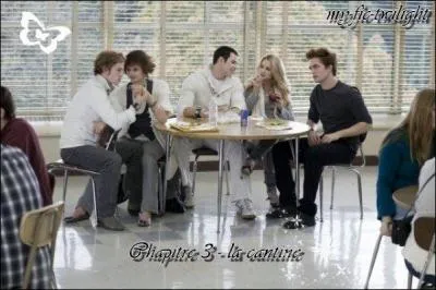 Quand Bella va se chercher une assiette de lgume qu'a-t-elle dans son assiete avant qu'Edward lui parle ?