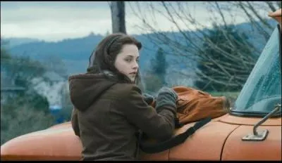 Qui a bien failli tuer Bella devant le parking ?