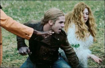 Quand les Cullen et Bella jouent au baseball et que le trio arrive, lorsque James se rend compte que Bella est humaine que dit-il  Edward ?