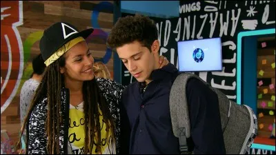 Avec qui Matteo fait-il semblant de sortir ?