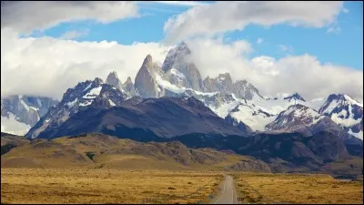 La cordillère des Andes est située le long de la côte occidentale de l'Amérique du Sud.