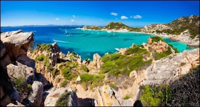 La Sardaigne est la plus grande île de la Méditerranée.