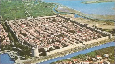 À Aigues-Mortes, la tour du premier plan a pour nom...