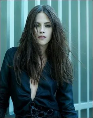 De quelle couleur est la robe de Bella, dans Fascination ?