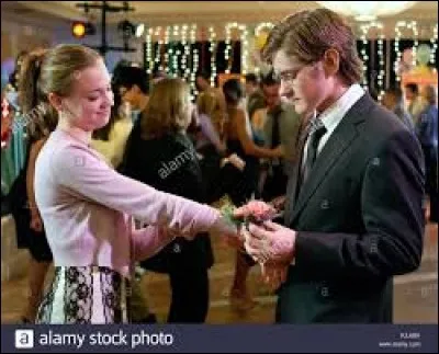 Lors du bal de fin d'année, où se rendent Julie et Zach qui n'est pas présent pour chaperonner ?