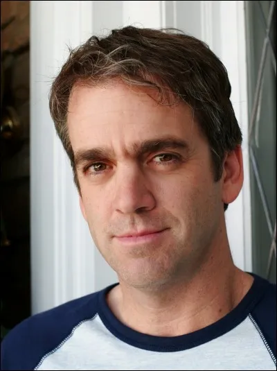 De quoi Lynette suspecte-t-elle Art, le nouveau voisin ?