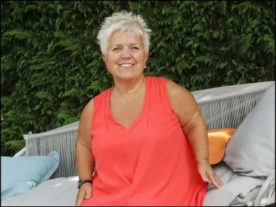 Dans quelle s&eacute;rie de TF1 Mimie Mathy joue-t-elle une femme qui r&eacute;sout les probl&egrave;mes des gens d'un claquement de doigts ?