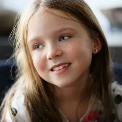 Comment s'appelle l'enfant de Klaus et Hayley ?