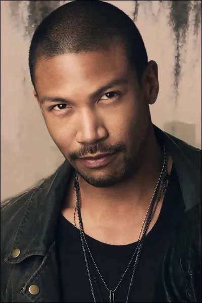 De qui est amoureuse Rebekah mais Klaus ne veut qu'elle soit avec cet homme ?