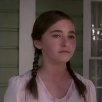 Avec quoi se blesse volontairement Kayla dans l'espoir de faire croire que Lynette l'a maltraite ?