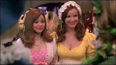 En quelle chanteuse est déguisée Andrew à la fête d'Halloween organisée chez Bob et Lee ?