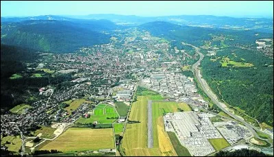 La pr&eacute;fecture de l'Ain est Oyonnax.