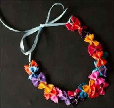 Quel objet réalisé par les enfants à l'école est devenu célèbre comme cadeau pour la fête des mères ?