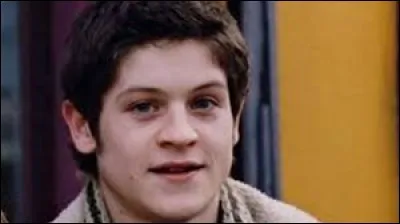 Punaise ! J'ai vraiment l'air d'un gamin ! Je me nomme...