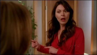 Dans quelle pièce joue la thérapeute de Lynette et Tom, et qui s'avère être une piètre comédienne ?