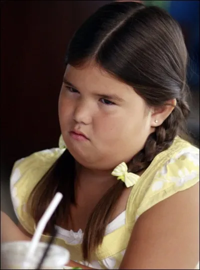 Pour quelle raison Juanita est-elle expulsée de son école ?