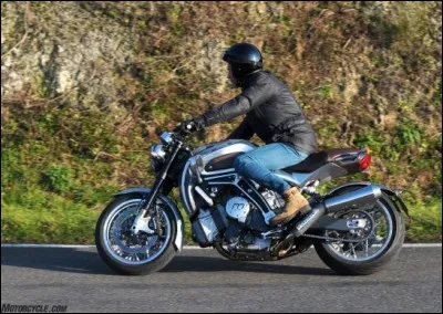 Quelle marque située au cur du vignoble angevin vous propose un luxueux roadster sur mesure ?