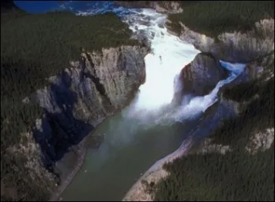 Elles sont deux fois plus grandes que celles du Niagara et font entendre un bruit assourdissant. Elles sont partagées en deux par un rocher nommé Mason Rock. Ici, pas de touristes, l'endroit est à 500 km à l'ouest de Yellowknife, sans accès direct par la route.