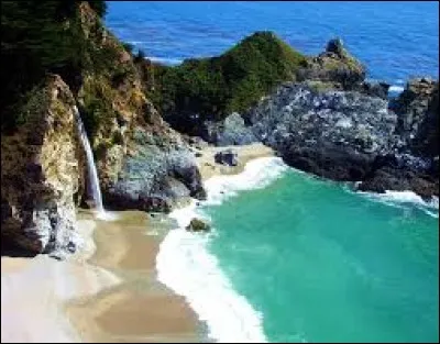 Elle se jette directement dans le Pacifique dans ce magnifique paysage de la côte Big Sur, en Californie. Une chute d'eau plongeant dans l'océan, c'est très rare, en plus elle est logée dans un décor de rêve.