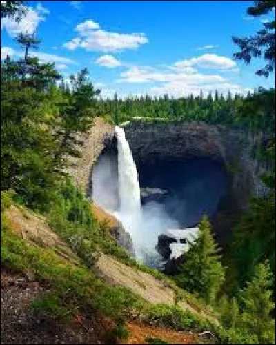 L'érosion a formé un profond canyon. La puissante chute de 141 m creuse la lave stratifiée. On reste étonné de sa puissance et hauteur.
En hiver, le cône formé des eaux, atteint la taille d'un immeuble de 20 étages.