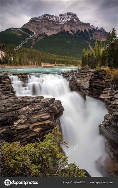 Au cours de l'année, les eaux en provenance des Rocheuses canadiennes, prennent une teinte bleu turquoise et dévalent une étroite gorge calcaire qu'elles ont créée de formes variées, notamment des marmites de géant et un petit canyon. 
Le parc qui l'entoure est resplendissant.