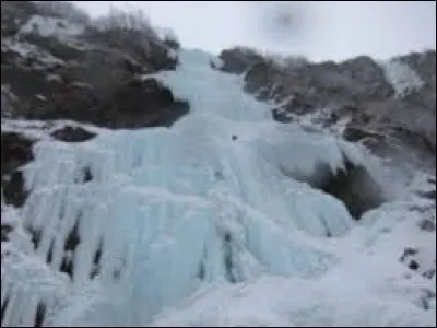 Avec plus de 8 m de neige en hiver, Valdez devient la terre des chutes lorsque la neige fond au printemps et en été. On peut y faire de superbes escalades sur ces magnifiques cascades, gelées en hiver !