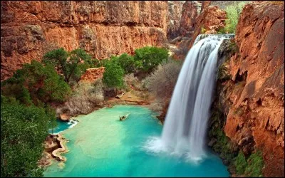 Endroit exceptionnel, situé dans le Grand Canyon, près d'une réserve amérindienne d'Havasupai, le Colorado alimente ses eaux riches en carbonate de calcium, provenance de leur couleur turquoise.
Cette eau bleu-vert est sacrée pour les Havasupai. Elle coule non seulement à travers le canyon, mais aussi à travers chacun d'entre eux. En entrant dans leur terre, vous entrez aussi dans leur maison.