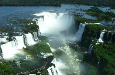 Ces chutes, des plus spectaculaires, se situent à la frontière entre le Brésil, l'Argentine et le Paraguay : elles sont formées de plus de 275 cascades. Il y tombe 6 millions de litres d'eau par seconde. Elles sont inscrites au patrimoine mondial de l'Unesco depuis 1984.
Les gouttelettes d'eau forment une couche d'humidité propice à la flore et à la faune : 2 parcs nationaux y ont été aménagés.
