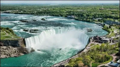 Ce sont les chutes les plus visitées d'Amérique du Nord, nichées entre le Canada et les États-Unis. Leur débit est de 7 000 litres d'eau par seconde et elles sont larges de 945 mètres.
Elles sont loin d'être en pleine nature et des bateaux surchargés de visiteurs se rendent aux pieds de la cataracte. 
Toute cette force a été canalisée vers l'énergie hydro-électrique.