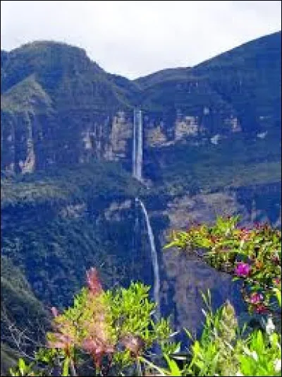 On les trouve à 700 km de Lima. Elles n'ont été découvertes qu'en 2005 : les locaux ne s'y rendaient pas à cause d'une légende de malédiction.
Les eaux dégringolent d'aussi haut de 771 mètres mais parce qu'il s'agit de deux cascades successives, elles ne peuvent revendiquer le rang de troisième plus hautes au monde.