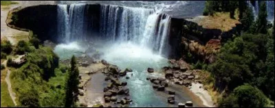 L'érosion due aux eaux des quatre chutes, hautes de 40 à 55 mètres, a formé un cirque en demi-cercle, qui ressemble à un fer à cheval, enfoncé dans un canyon rocheux.
On est à peu de distance de la route pan-américaine et à 35 km de Los Angeles du Chili.