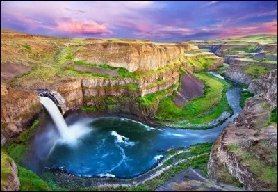 L'attrait de ces chutes, de l'état de Washington, est qu'elles se déversent dans un énorme canyon à l'aspect sauvage qui rappelle ce que l'on voit en Islande.