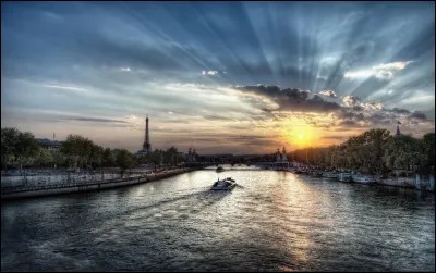 Comment s'appelle le fleuve qui traverse Paris ?